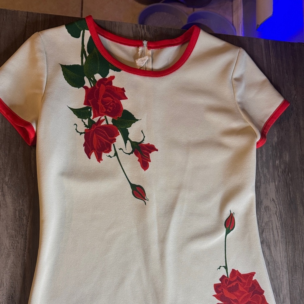 Vintage 1960/70 Alfred Shaheen Floral Rose Hawaiian Mod Dress in Cream and Red - Picture 4 of 8